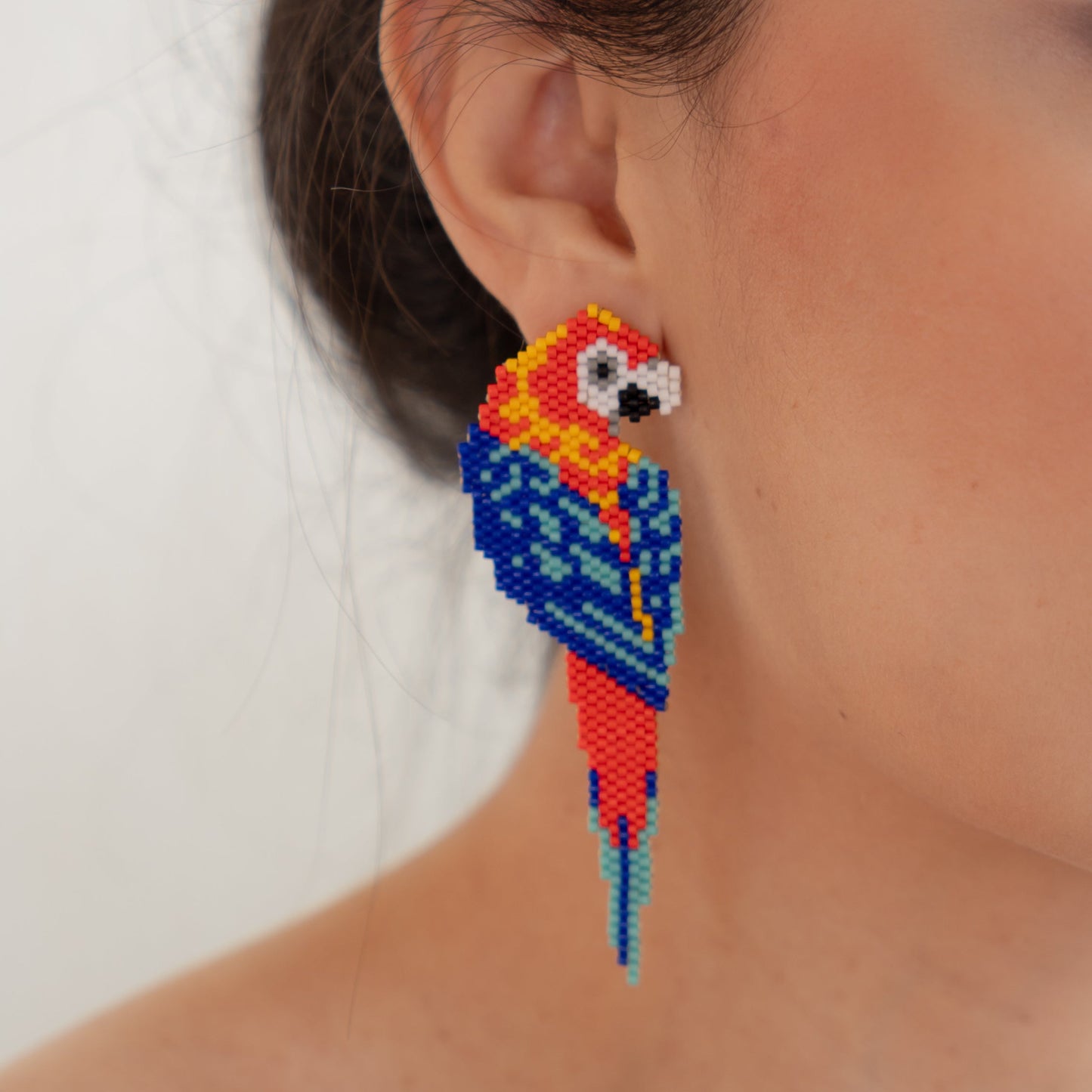 Aretes Loro tropical